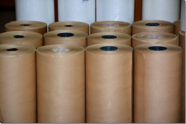 Kraftpaper brown ribbed, approx. 85gr/sqm, reels, pallets a 500 kg